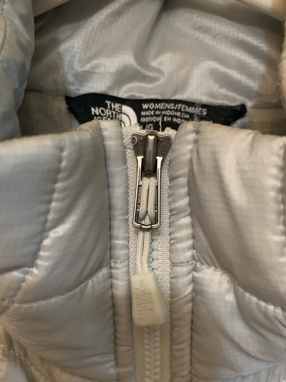 The North Face Women’s Large Lightweight Quilted Silver Puffer Jacket - Picture 4 of 10